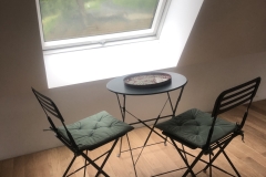 9-Salon-Canape-bleu-4-zoom-table-haute-ronde_web